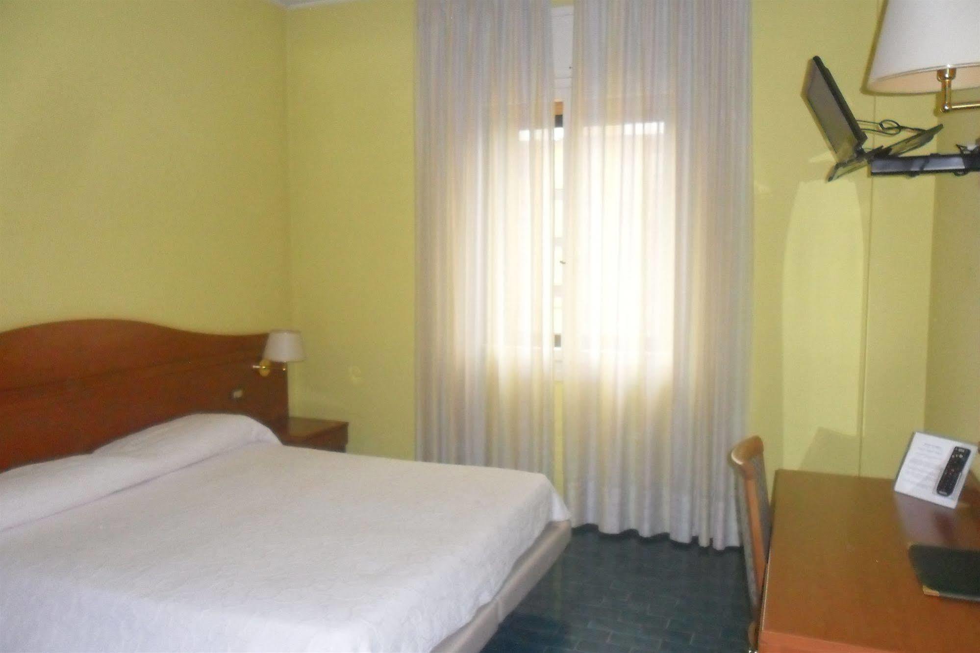 Hotel Florida ปิโอเว ดิ ซัคโค ภายนอก รูปภาพ