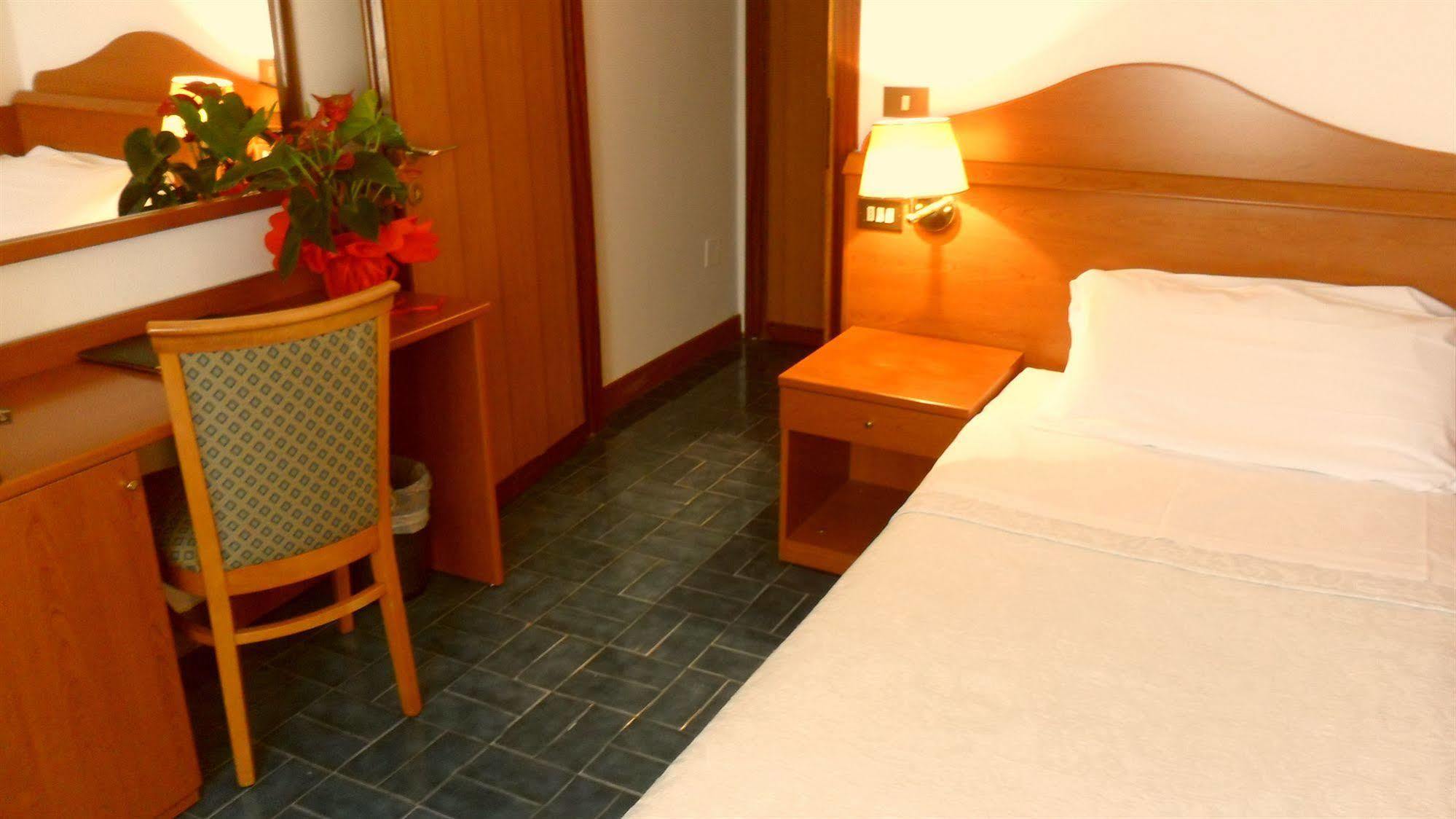 Hotel Florida ปิโอเว ดิ ซัคโค ภายนอก รูปภาพ